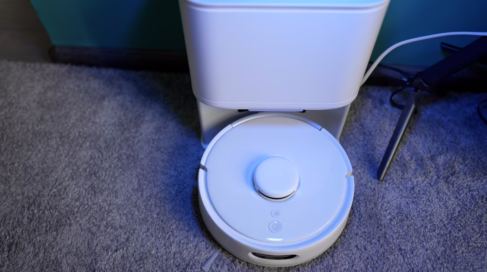 Зарядная станция SwitchBot K10+ Pro будет очищать мусорный контейнер робота после каждой уборки и собирать мусор до 90 дней.